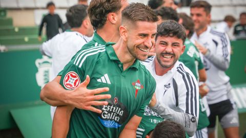 Dani Ojeda celebrando junto al cuerpo t�cnico el gol anotado