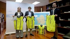 HACERSE VER EN LA BICI La conselleira Ethel V�zquez; el director de la Axencia Galega de Infraestruturas, Francisco Men�ndez, y el presidente de la Federaci�n Galega de Ciciismo, Ram�n Mu�iz, mostraron este lunes cortavientos como los que distribuir� la Xunta entre los ciclistas