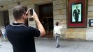 Dos hombres fotografan la efigie de Arturo Fernndez en la fachada del Teatro Jovellanos de Gijn