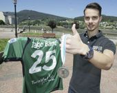 Subcampe�n de Espa�a. Solo jug� dos partidos en ElPozo, pero Iago se coron� con los murcianos subcampe�n de liga en 2015. En la imagen posa con su camiseta y su medalla en Viveiro. 