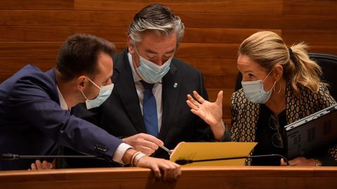 El diputado del PP Alvaro Queipo tras intervenir en la junta habla con sus colegas Teresa, Mallada (d) y Pablo Gonz�lez (c)