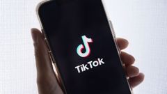 Un usuario sostiene un tel�fono con la aplicaci�n de TikTok