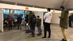 Votantes hacen cola en un colegio electoral de Siero para participar en las elecciones generales del 10N