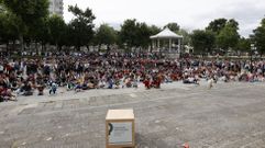Cientos de pontevedreses siguieron el partido ante la pantalla gigante instalada en la Diputaci�n de Pontevedra