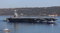 El portaviones Gerald Ford a su paso por la costa de Creta.