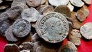 Algunas de las monedas encontradas en la cueva de Berci (Grado, Asturias) de la poca romana. En primer plano, una efigie del emperador Constantino