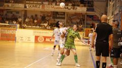Dani Col&oacute;n disputando un bal&oacute;n con un jugador del Illes Balears Palma Futsal.
