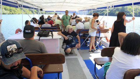 Viajeros en un catamarán turístico de la Diputación lucense en el embalse de Os Peares