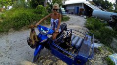 La naronesa Paula Snchez en Tailandia, con dos de sus perros.