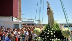 La procesi�n mar�tima congrega a cientos de personas cada 16 de julio en el puerto. 