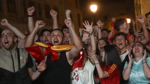 Aficionados en la Plaza de la Catedral de Oviedo celebran el triunfo de la selecci�n espa�ola 