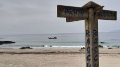 Retirada del balizamiento en la playa de Bascuas, en Sanxenxo
