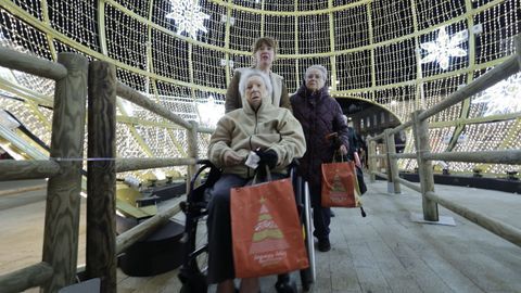 Los mayores de la residencia Padre Rubinos disfrutaron de la iluminaci�n de Navidad gracias a Radio Taxi