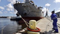 Un trabajador del puerto realiza labores de atraque de un barco que lleg� el lunes a La Habana con ayuda humanitaria procedente de M�xico y Uruguay