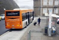 El servicio en autob�s a Lavacolla no llega a tiempo para cubrir los primeros vuelos del d�a. 