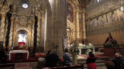 A la izquieda, el altar de la Virgen de Montserrat sin la imagen, que est a la derecha del altar, preparada para que la saquen en procesin