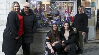 De izquierda a derecha, la due�a del bar Anita Ameneiros, la artista Vero Castro, las camareras Ana y Sof�a y la cocinera (y madre de la propietaria) Carmen, posan junto al escaparate navide�o del Mil 9.