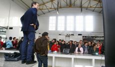 El alcalde se encaram� ayer a uno de los mesados para hablar a los placeros de un proyecto que Ravella concibe por todo lo alto. 