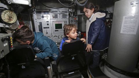 VISITAS AL SUBMARINO TRAMONTANA, ATRACADO EN LA ESCUELA NAVAL DE MAR�N