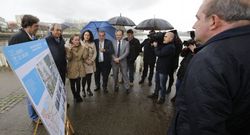 Pol�ticos de las distintas administraciones, ayer en el Paraugas. 