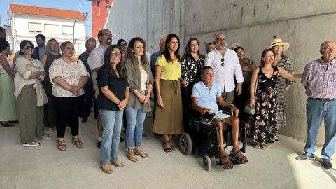 La conselleira Mar&iacute;a Mart&iacute;nez Allegue y el alcalde, Pablo Gonz&aacute;lez Concheiro, junto a Tito Morales, vecino que reclam&oacute; durante a&ntilde;os el nuevo paso peatonal