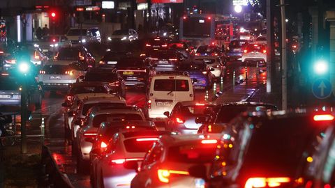 Las compras navide�as dejan otra jornada de atascos en los accesos a las zonas comerciales y al centro de A Coru�a