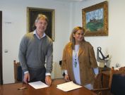 Jos� Cacabelos se reuni� ayer con Carmela Silva en O Grove para tratar inversiones en el municipio. 