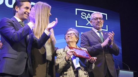 Celestina Mart�nez Garc�a, fundadora del restaurante O Parrulo, en el centro, junto a su nieta Malena y los alcaldes de Ferrol y Lugo.