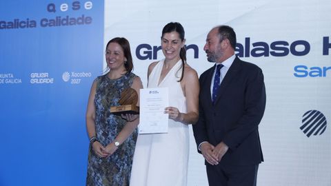 Una responsable del Gran Talaso de Sanxenxo recogiendo la certificaci�n