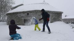 La borrasca Barra trae consigo la primera gran nevada del invierno en la montaa lucense