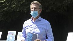 Feijoo con el programa electoral del PP