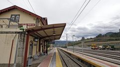 La l�nea Monforte-Le�n a su paso por la estaci�n de San Clodio, en Ribas de Sil