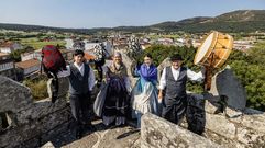 Varios integrantes de Trubisqui�a, en la torre del castillo vimianc�s