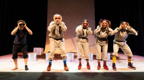 Santi Romay, � dereita sobre o escenario. Actor malpic�n presente na obra 