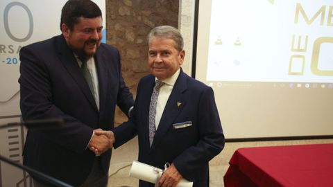 P�rez Torres, a la derecha de la imagen, y el presidente de la Confederaci�n de Empresarios de Ferrol, Crist�bal Dobarro, en el acto en el que la patronal le concedi� su medalla de oro.