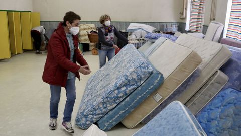 Vecinos de la cuenca minera del Nal�n preparan las instalaciones del colegio San Jos� de Sotrondio, al que llegan hoy viernes 47 ciudadanos ucranianos que ser�n acogidos en la localidad asturiana