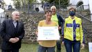 Marie Boileau junto a su marido, la directora de Turismo, Nava Castro, y el delegado de peregrinaciones de la Catedral, Segundo Prez.