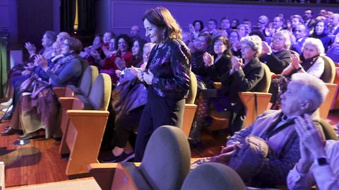 Esperanza Pi�eiro dirigi�ndose al escenario del teatro Jofre para recoger su t�tulo de Ferrol� do Ano 2025.