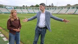 Blanca Garc�a y Ram�n Montero explicando los trabajos de la renovaci�n de la cubierta. 