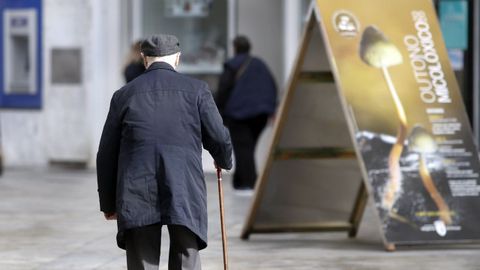 Una persona de avanzada edad paseando por Vilagarc�a.