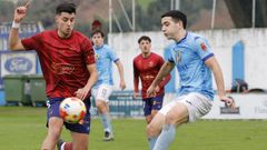 El viveirense Trasi realiza un pase ante la oposici�n de Rulo, mediocentro del Estradense