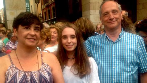 Javier Nu�o, junto a su mujer, Montse, y su hija, Ana, en la Plaza Mayor de Gij�n