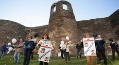 Algunos de los familiares y amigos de las v�ctimas durante la concentraci�n que realizaron ayer por la tarde. 