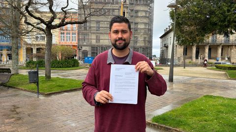 Mart�n Gra�a, portavoz municipal del BNG de Ribadeo, con la respuesta de la Valedora a la queja que present� su partido
