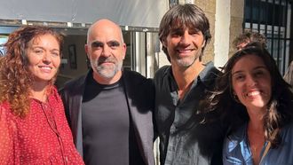 Isabel, primera por la izquierda, al lado de Tosar