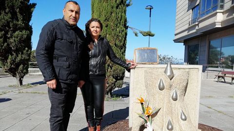 Pedro Hernndez y su mujer ante un monumento instalado en recuerdo de las vctimas de trfico
