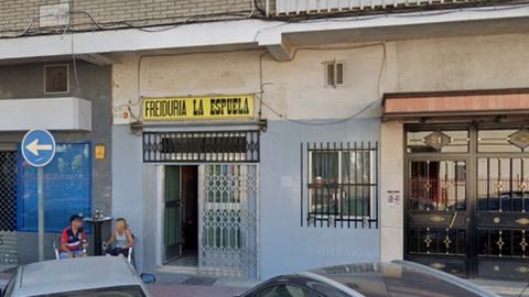 Imagen de la fachada de la freidur�a de Parla en cuya cocina se produjo una explosi�n