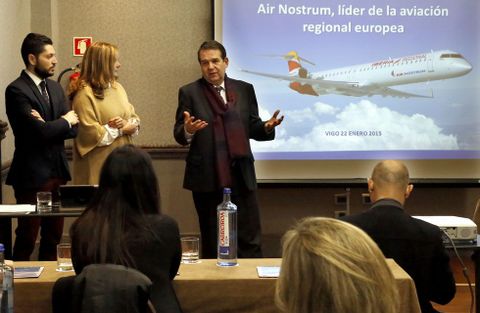 Representantes de Air Nostrum y el alcalde departieron ayer con los agentes de viaje. 