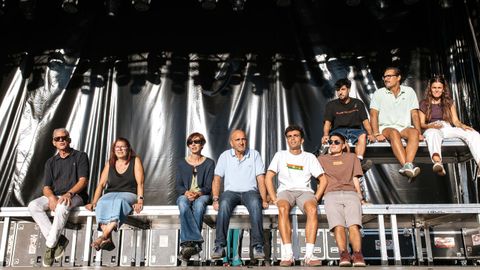 Integrantes de la Comisi�n de Fiestas de Villaman�n, un pueblo leon�s de 863 habitantes