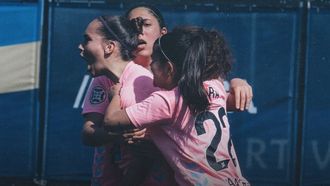 La futbolista de As Celtas Nara Fern�ndez, celebrando su gol ante el Deportivo B junto a sus compa�eras.